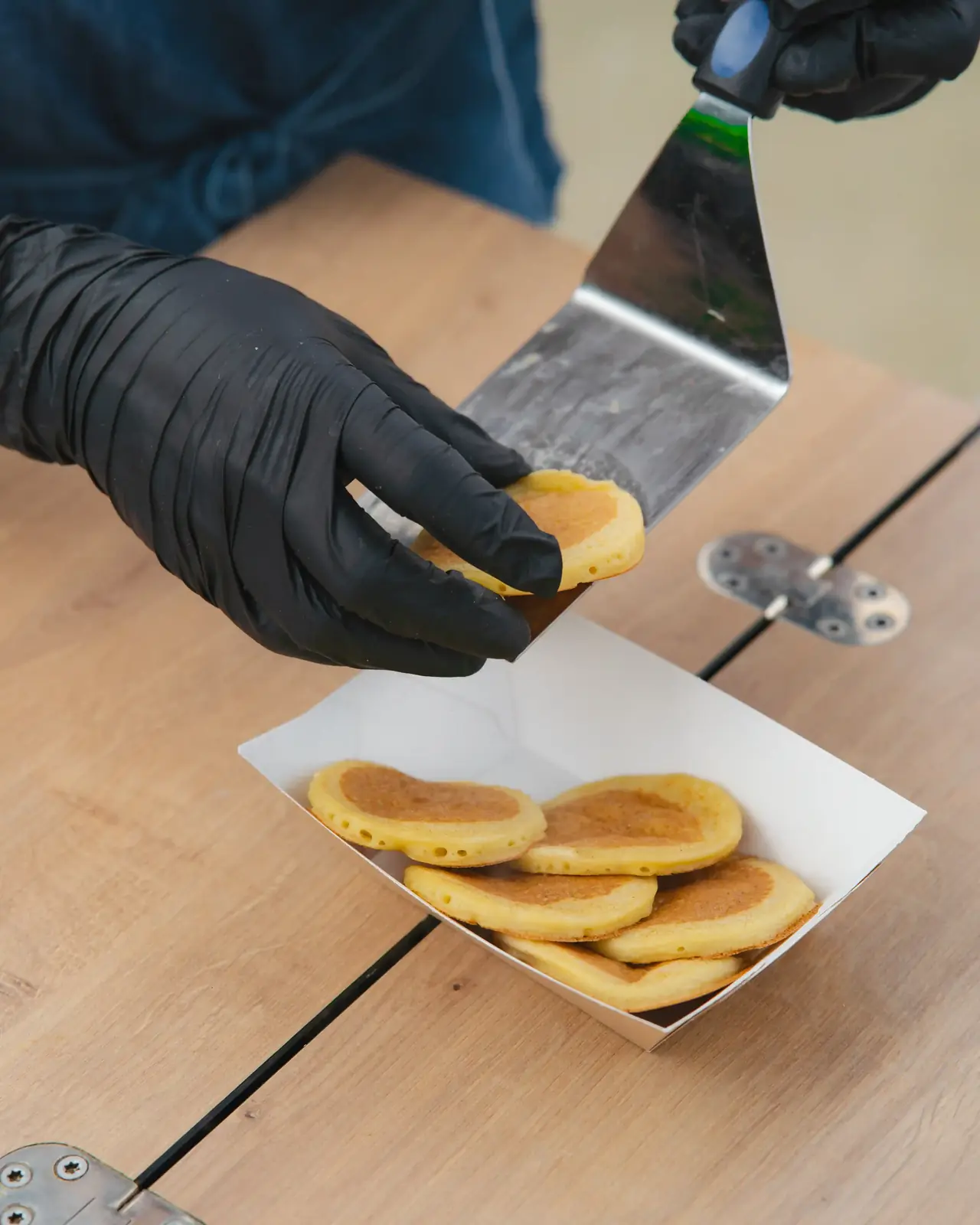 Mini-pancakes servis à la spatule dans une barquette