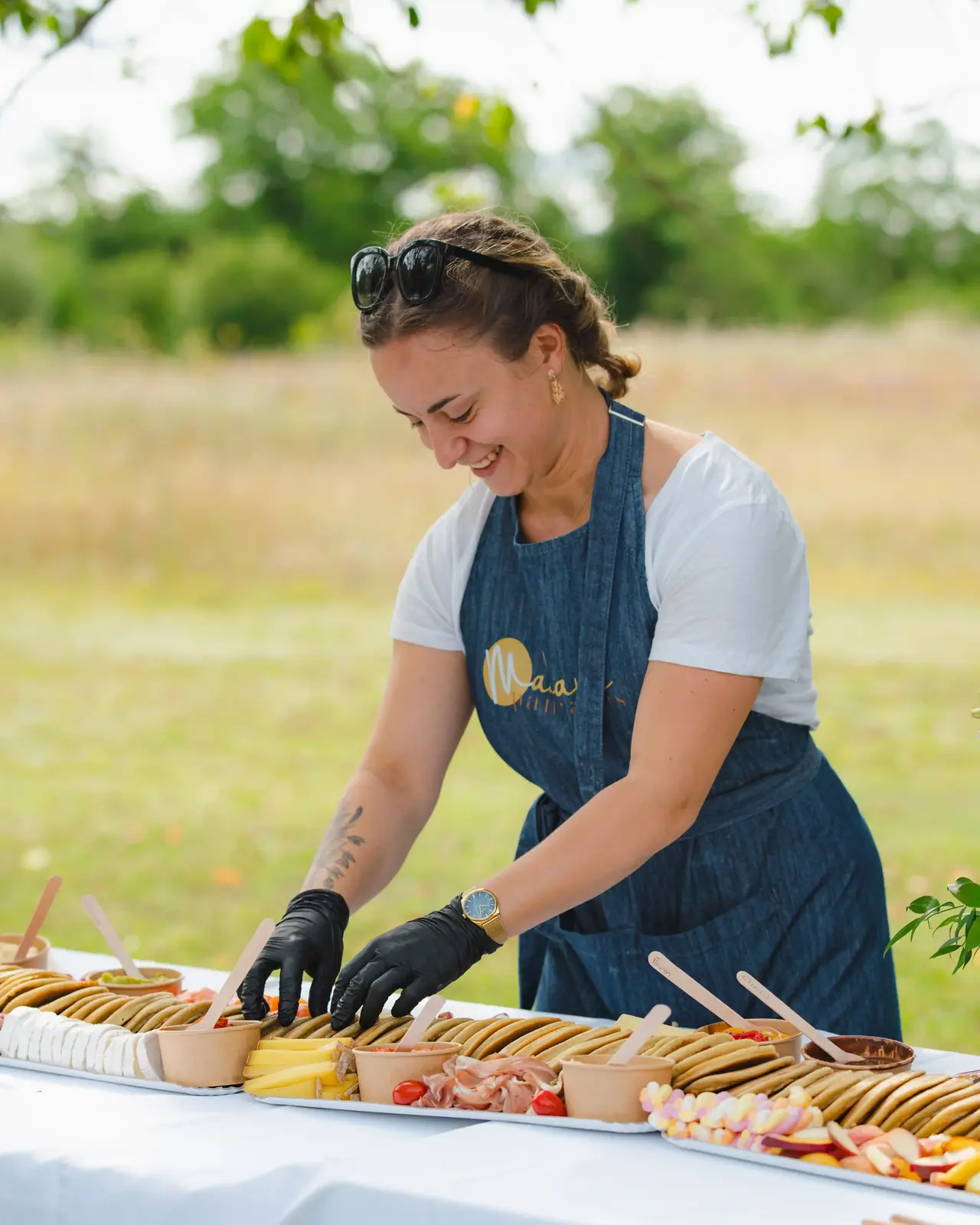 Laure, fondatrice de Madame Pancakes, dressant un buffet de pancakes