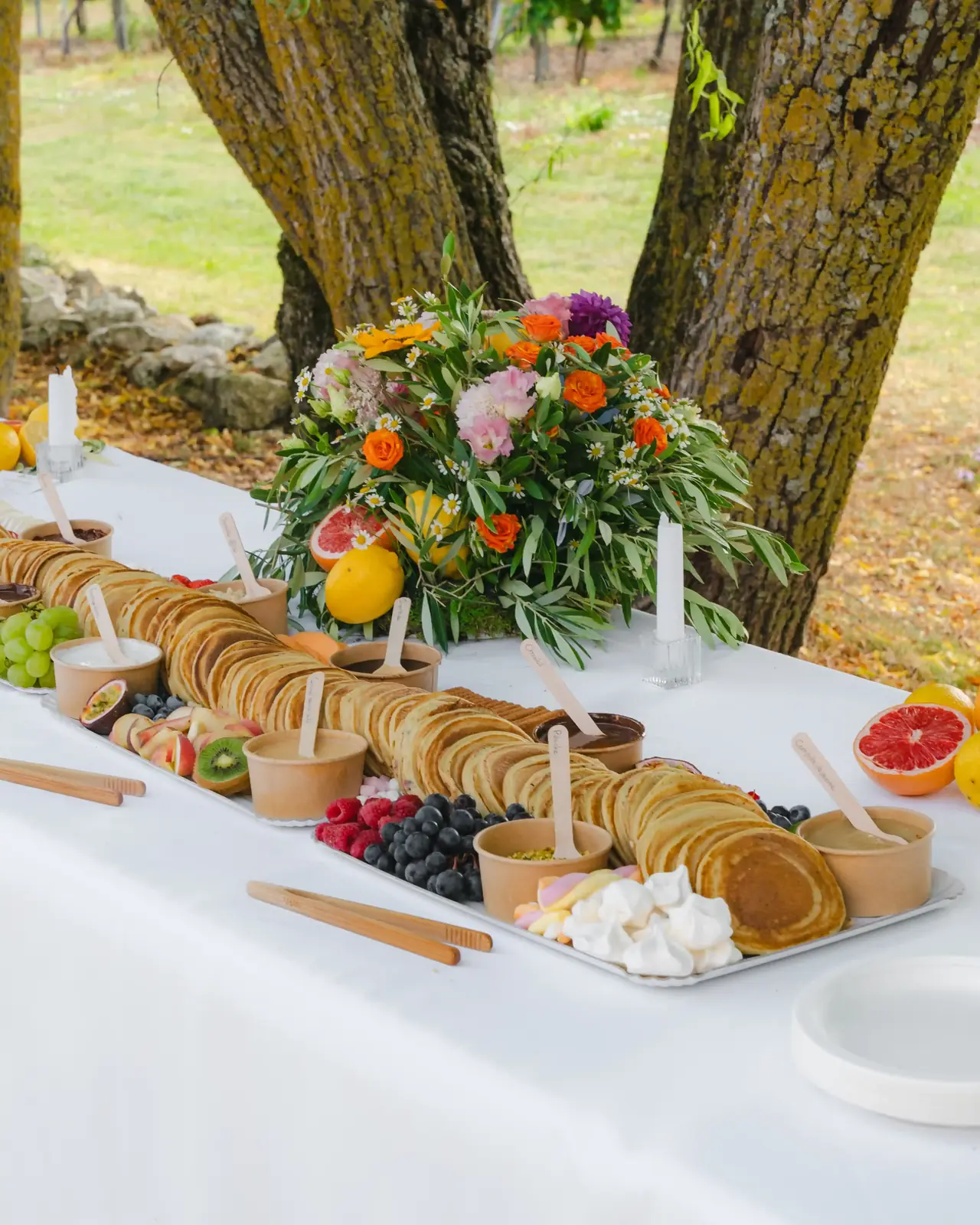 Assiette de pancakes au chocolat, fruits frais et chantilly