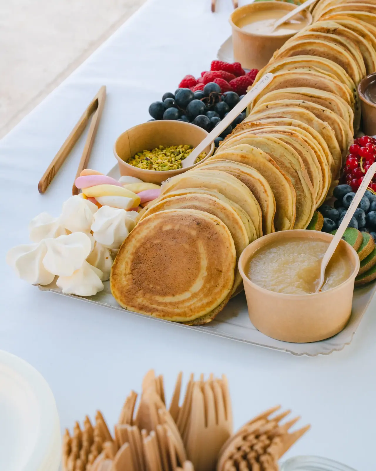Buffet de pancakes, meringues, fruits rouges et sauces gourmandes