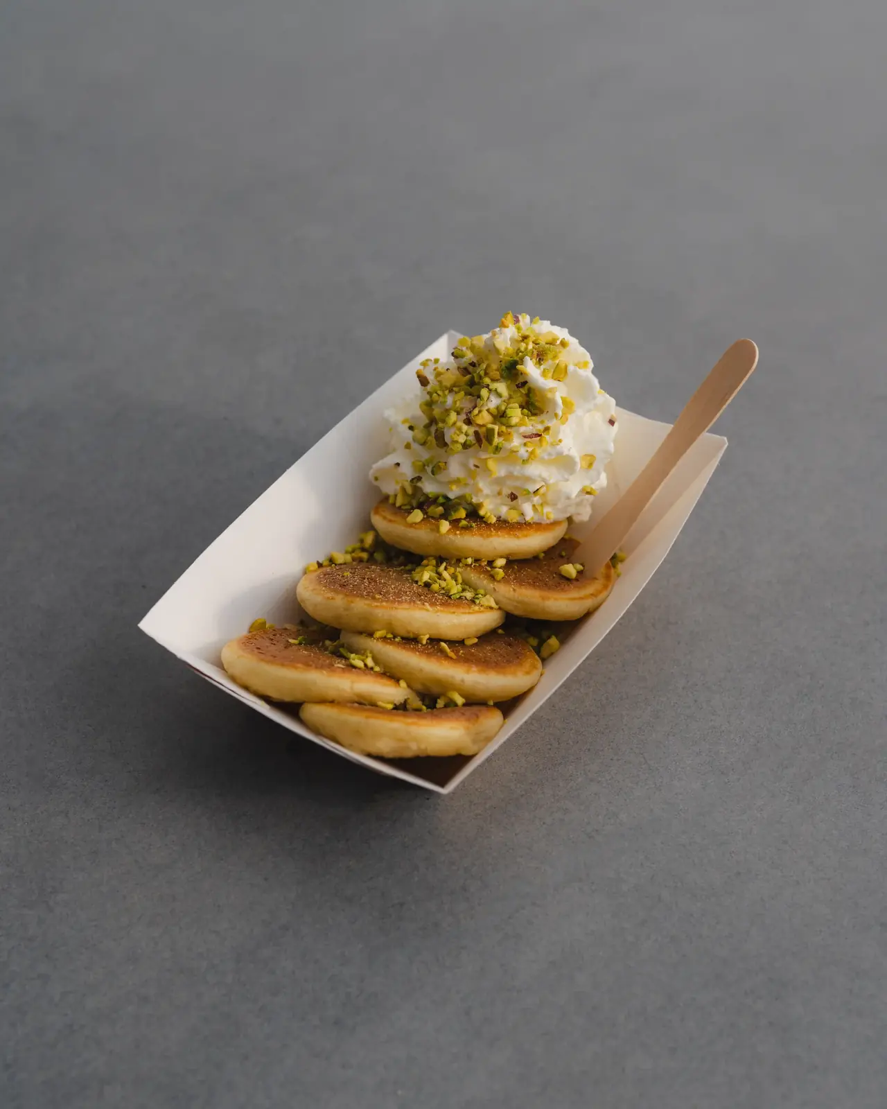Barquette de mini-pancakes, chantilly et éclats de pistache